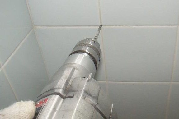 找个水泥钉,在需要砖眼的地方用水泥钉先打个小眼,注意力度不要太大